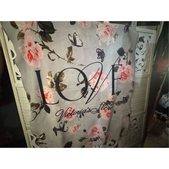 VICTORIA'S SECRET VS ANGEL THROW SHERPA BLANKET grey  floral love logo  script - Picture 3 of 6